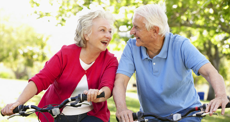 Älteres Paar beim Fahrrad fahren als Beispiel für Bewegung bei Diabetes