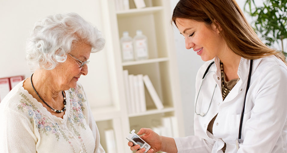 Ältere Frau beim Messen vom Blutzucker