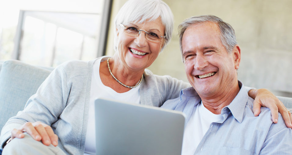 Älteres Paar mit Laptop