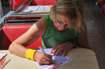 Frau beim Ausfüllen eines Schlaganfall-Risiko Test