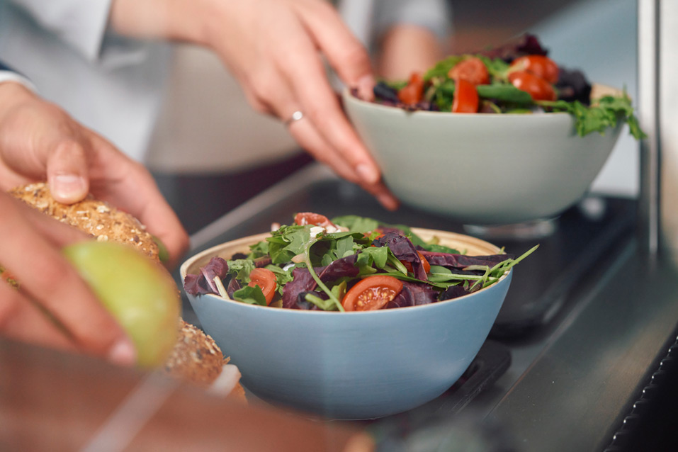 Ansicht eines gemischten Salats in der Kantine
